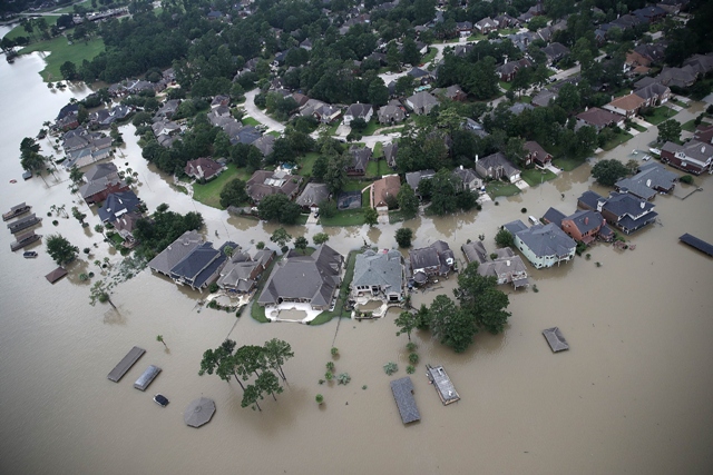 Nước lũ siêu bão Harvey nhấn chìm Houston, len lỏi vào tận nơi trú ẩn ảnh 2